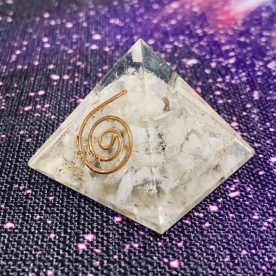Piramide orgonite transparente com pedra branca e espiral de cobre