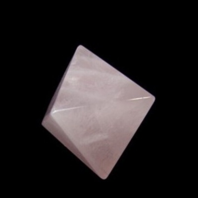 Cristal tetraédrico rosa translúcido