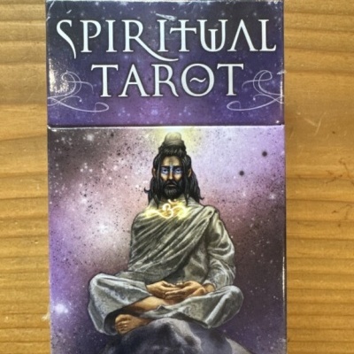 Caixa de tarot Spiritual Tarot com ilustração de figura meditativa em manto cinza