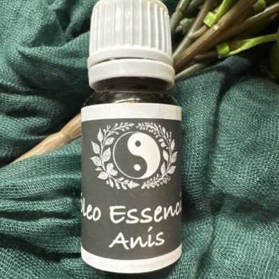 Frasco pequeno de óleo essencial de anis com rótulo preto e símbolo yin-yang