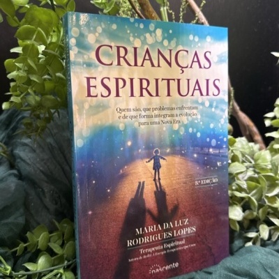Capa de livro Crianças Espirituais com silhueta de criança iluminada e plantas ao redor