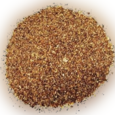 Pó granular castanho com textura fina sobre fundo branco