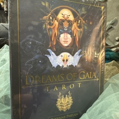 Caixa do baralho de tarot Dreams of Gaia com ilustração e texto dourado