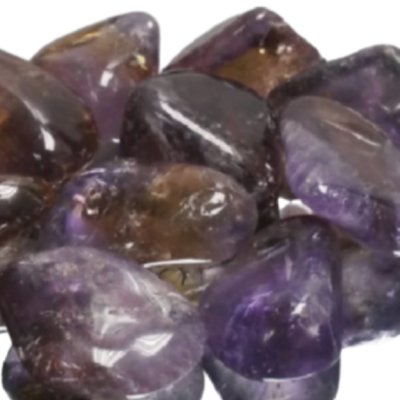 Pedras preciosas pequenas polidas em tons de roxo e castanho