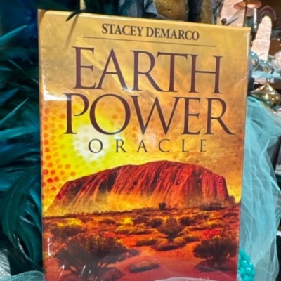 Caixa amarela e laranja de oráculo EARTH POWER ORACLE com paisagem e vegetação
