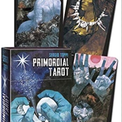 Baralho Primordial Tarot com caixa e cartas ilustradas artisticamente