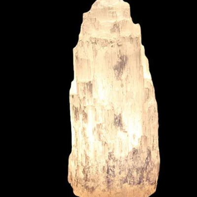 Lâmpada de pedra selenite translúcida branca com textura cristalina