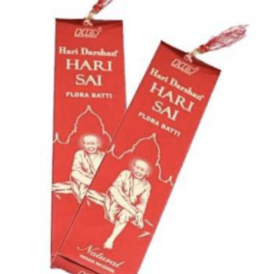 Pacotes vermelhos de incenso Hari Sai com imagem de homem sentado e texto em branco
