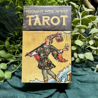 Caixa de baralho de Tarot com ilustração colorida de figura com roupa bordada e texto Radiant Wise Spirit Tarot