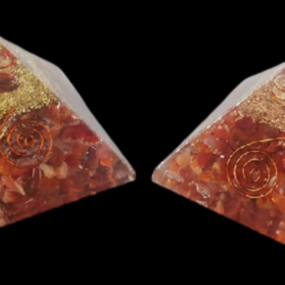 Duas pirâmides decorativas de resina com pedras vermelhas e douradas e espirais metálicas.