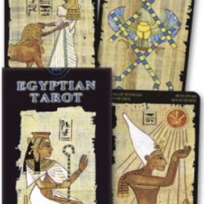 Cartas de tarot egípcio com ilustrações de figuras antigas e hieróglifos