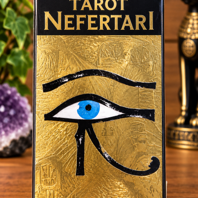 Caixa do Tarot Nefertari dourada e preta com olho azul estilizado