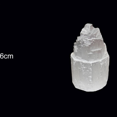 Cristal mineral branco áspero de 6 cm sobre fundo preto
