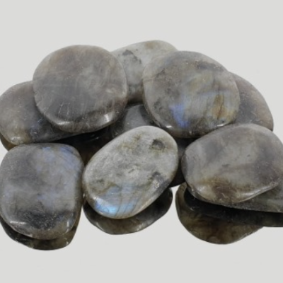 Pedras lisas cinza com reflexos azuis em fundo branco