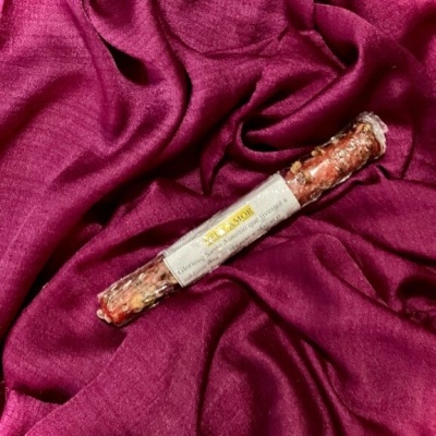Chouriço seco tradicional com etiqueta sobre tecido vermelho vinho