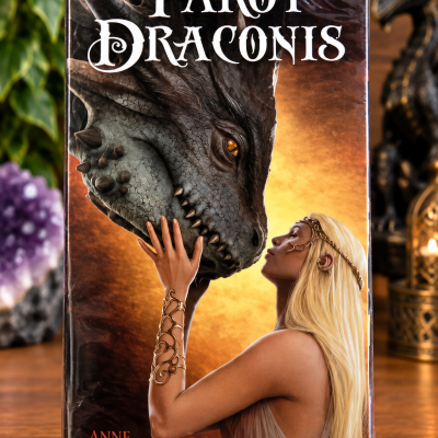 Baralho de tarot TAROT DRACONIS com mulher loira e dragão numa ilustração