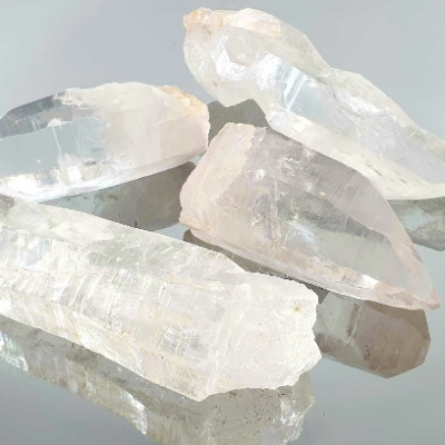 Cristais de quartzo transparentes sobre superfície espelhada cinzenta