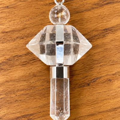 Colar com pendente em cristal transparente facetado com detalhes metálicos prateados