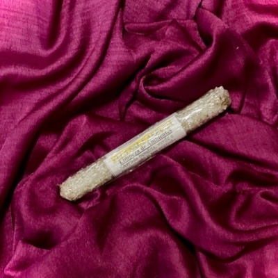 Incenso Limpeza Ambiente embalado em plástico sobre tecido roxo