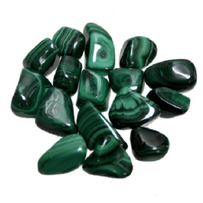 Pedras verdes malachite polidas sobre fundo branco