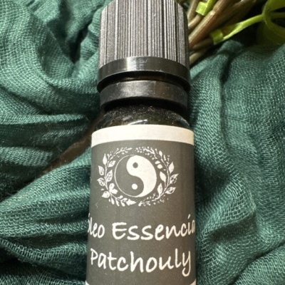 Frasco de óleo essencial Patchouly sobre tecido verde