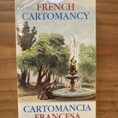 Caixa de cartas para cartomancia com ilustração de jardim e fonte