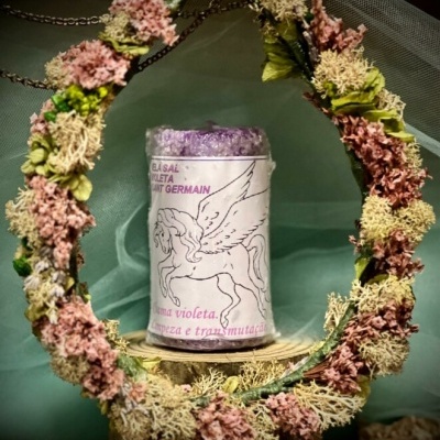 Vela roxa com etiqueta e colar de flores secas