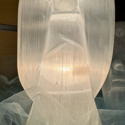 Estatueta de anjo translúcido em cristal fosco com tecido branco