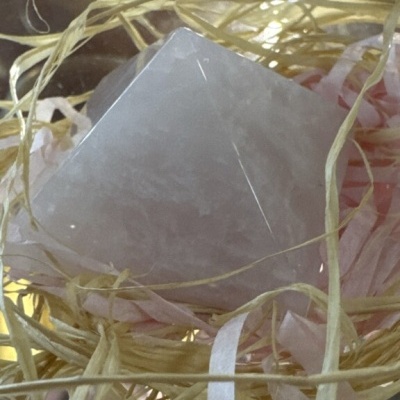 Piramide de cristal rosa em fios naturais e tiras de papel