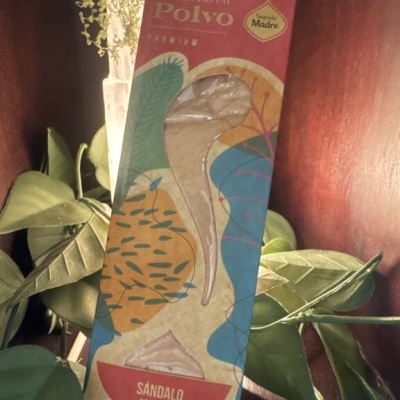 Embalagem de sabonete em pó com design colorido e plantas ao redor