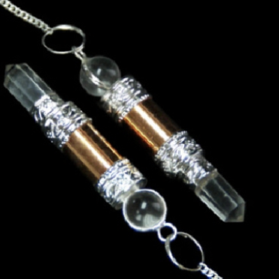 Colar com pendentes em forma de varinha dupla com detalhes prateados e cobre