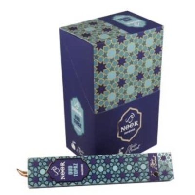 Embalagem e caixa de incenso Noor Oud Topaz com padrão azul e branco