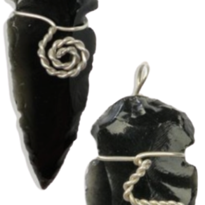 Dois pendentes em pedra preta com fio de metal prateado enrolado.