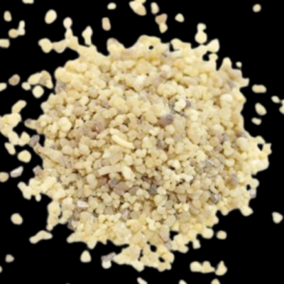 Sementes pequenas creme e bege sobre fundo preto