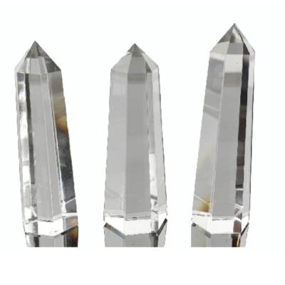Três obeliscos de cristal facetados transparentes em fundo branco