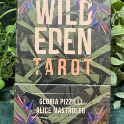 Caixa de baralho Wild Eden Tarot com design vegetal e texto brilhante