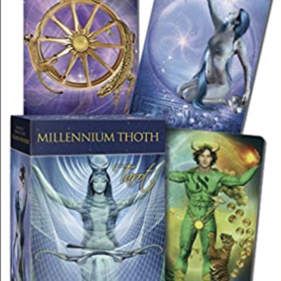 Conjunto de cartas de tarot Millennium Thoth com caixa e cartas coloridas detalhadas.
