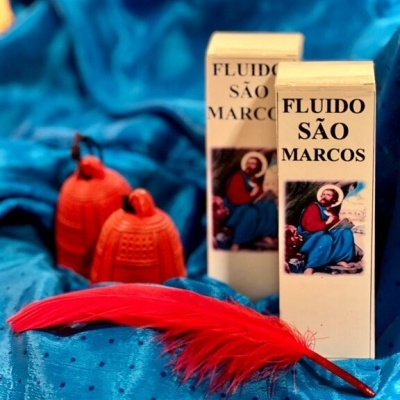 Duas embalagens de Fluido São Marcos com fundo azul, esculturas vermelhas e uma pena vermelha
