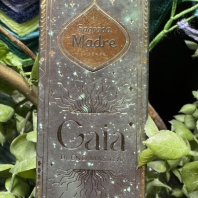 caixa de produto Gaia Blend Masala da Sagrada Madre com design decorativo em verde e dourado