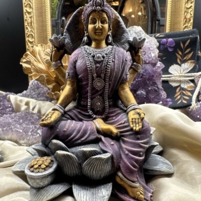 Estátua hindu sentada sobre flor de lótus com pedras ametista e tecido dourado