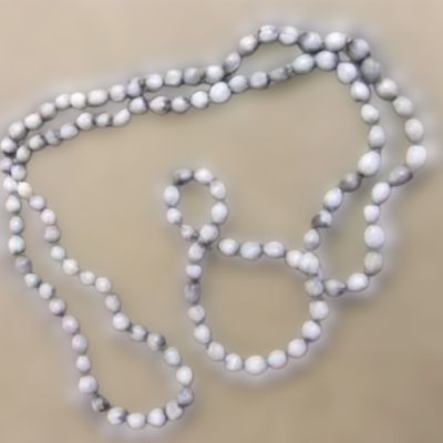 colar e pulseira com contas redondas brancas e cinza sobre superfície bege