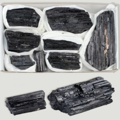 Peças de turmalina preta embaladas em tecido dentro de uma caixa branca