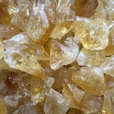 Fragmentos de pedras amarelas translúcidas com bordas irregulares.
