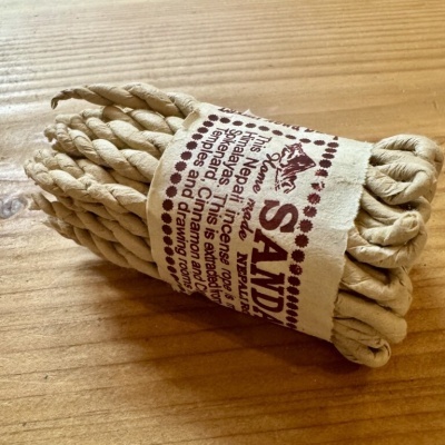 Rolo de incenso artesanal Nepal com rótulo de papel na madeira
