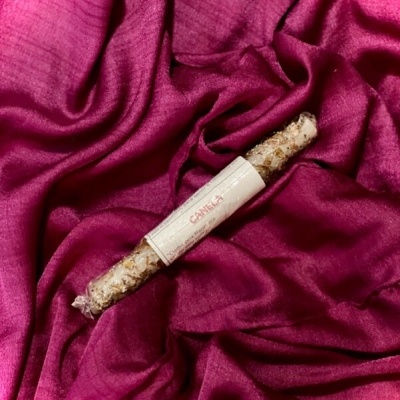 Incenso com etiqueta CANELA em tecido rosa vibrante