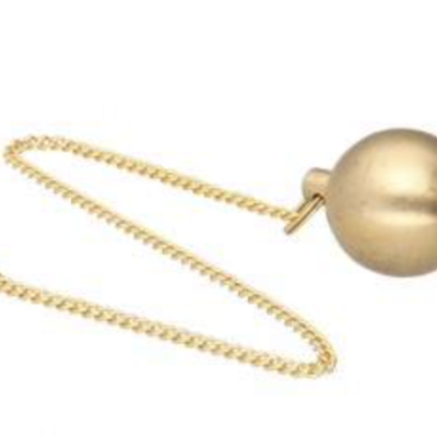 Corrente dourada com duas bolas metálicas esféricas