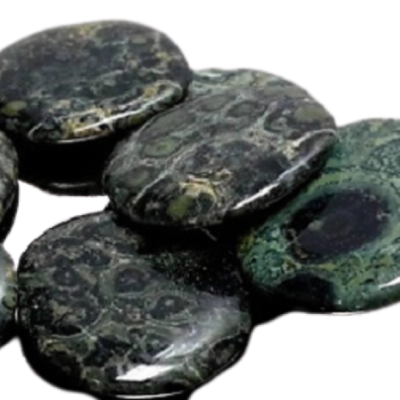 Pedras redondas e polidas com padrão natural verde escuro e preto