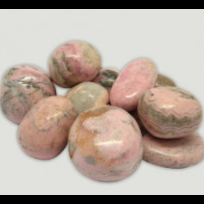 Pedras polidas coloridas rosa, bege e verde