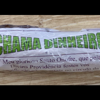 Incenso com folhas secas e rótulo CHAMA DINHEIRO em embalagem de plástico
