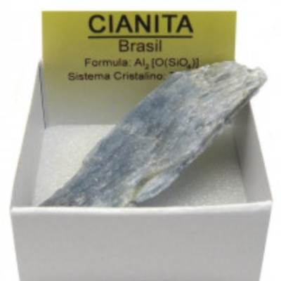 Mineral Cianita azul acinzentada numa caixa branca com cartão amarelo explicativo